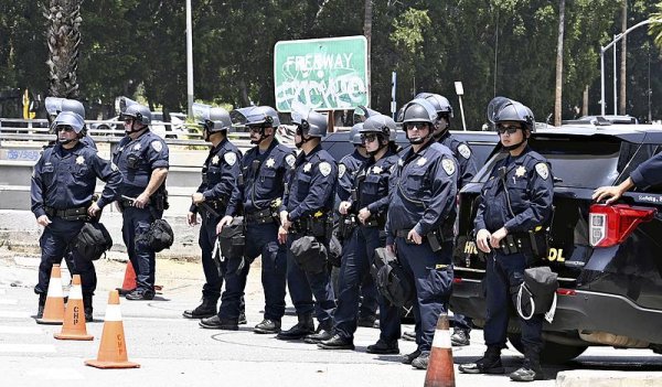 配资114 洛杉矶市长说很可能实施宵禁